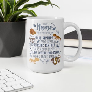 Puede incluir: Taza de cer&aacute;mica blanca con un dise&ntilde;o azul y marr&oacute;n que presenta una lista de cosas que alguien que ama los reptiles hace en su tiempo libre. El texto dice "Things Name Does In Their Spare Time: Holds Reptiles, Buys Reptiles, Researches Reptiles, Talks About Reptiles, Cleans Reptile Enclosures, Thinks About Reptiles".