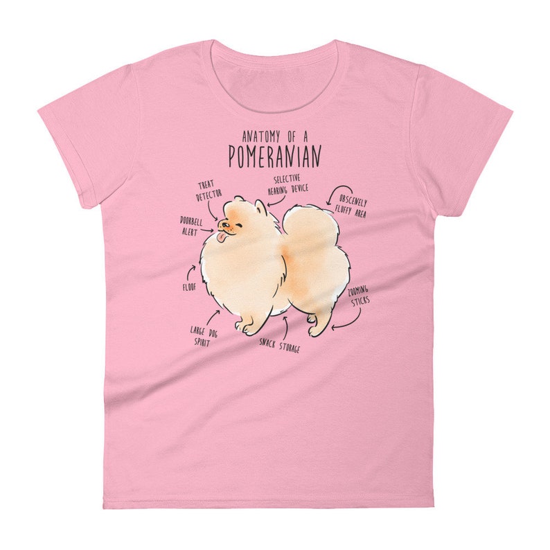 K&ouml;nnte beinhalten: Ein pinkfarbenes T-Shirt mit einer Cartoon-Illustration eines Zwergspitz-Hundes. Die Illustration ist mit humorvollen anatomischen Merkmalen beschriftet, wie z. B. "Leckerli-Detektor", "Obsz&ouml;n flauschiger Bereich" und "Snack-Lagerung".