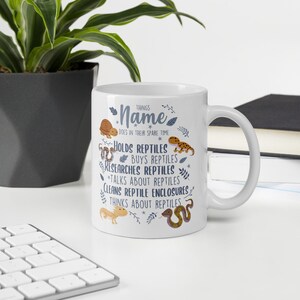 Puede incluir: Taza de cer&aacute;mica blanca con un dise&ntilde;o azul y marr&oacute;n que presenta una lista de cosas que alguien que ama los reptiles hace en su tiempo libre. El texto dice "Things Name Does In Their Spare Time: Holds Reptiles, Buys Reptiles, Researches Reptiles, Talks About Reptiles, Cleans Reptile Enclosures, Thinks About Reptiles".