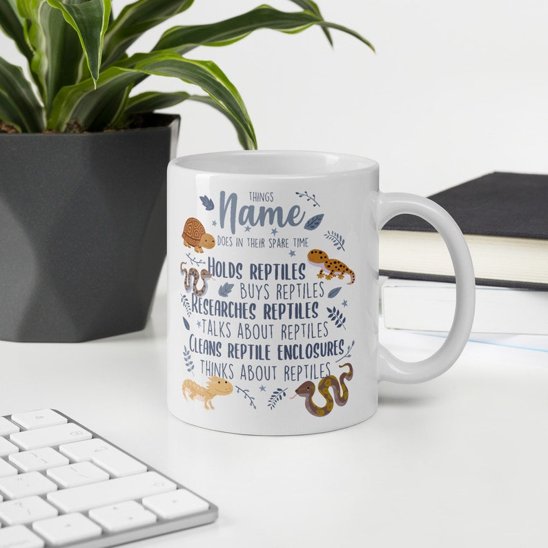 Puede incluir: Taza de cer&aacute;mica blanca con un dise&ntilde;o azul y marr&oacute;n que presenta una lista de cosas que alguien que ama los reptiles hace en su tiempo libre. El texto dice "Things Name Does In Their Spare Time: Holds Reptiles, Buys Reptiles, Researches Reptiles, Talks About Reptiles, Cleans Reptile Enclosures, Thinks About Reptiles".