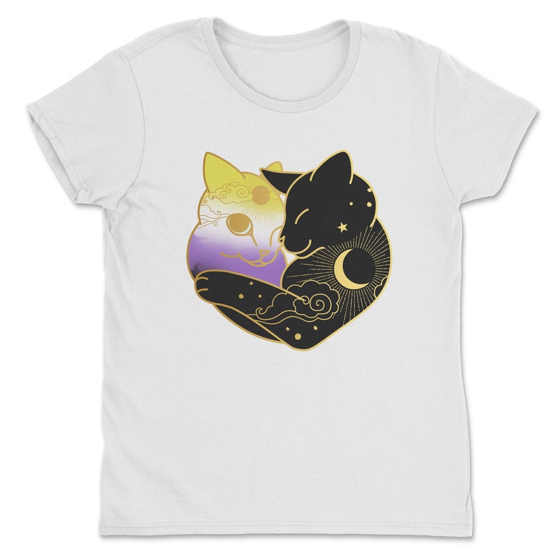 Op de afbeelding: Wit T-shirt met een afbeelding van twee omhelzende katten. E&eacute;n kat is geel, paars en wit, de andere is zwart met een zon- en maanontwerp. De katten zijn goudkleurig omlijnd.