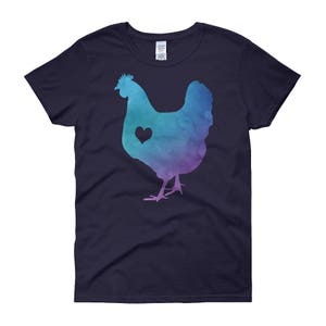 Pode incluir: Uma camiseta azul marinho com uma silhueta de frango em aquarela com um cora&ccedil;&atilde;o no peito. O frango &eacute; de cor azul claro e roxo.