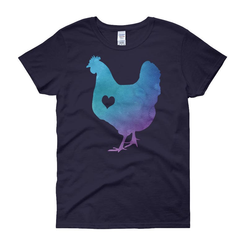 Pode incluir: Uma camiseta azul marinho com uma silhueta de frango em aquarela com um cora&ccedil;&atilde;o no peito. O frango &eacute; de cor azul claro e roxo.