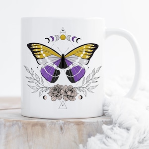 Nonbinary Pride Kaffeetasse, Non-Binary Flagge Pride Geschenk, LGBT, Gay Pride, Enby, Transgender, Trans, Subtil, Schmetterling Celestial