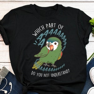 Puede incluir: Camiseta negra con una ilustración de un loro verde y azul. El texto "WHICH PART OF AAAAAAAA DO YOU NOT UNDERSTAND?" está impreso en la camiseta.