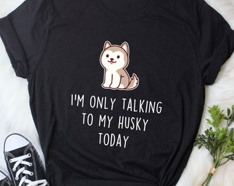Può includere: Maglietta nera con un husky dei cartoni animati e il testo "Parlo solo con il mio husky oggi."