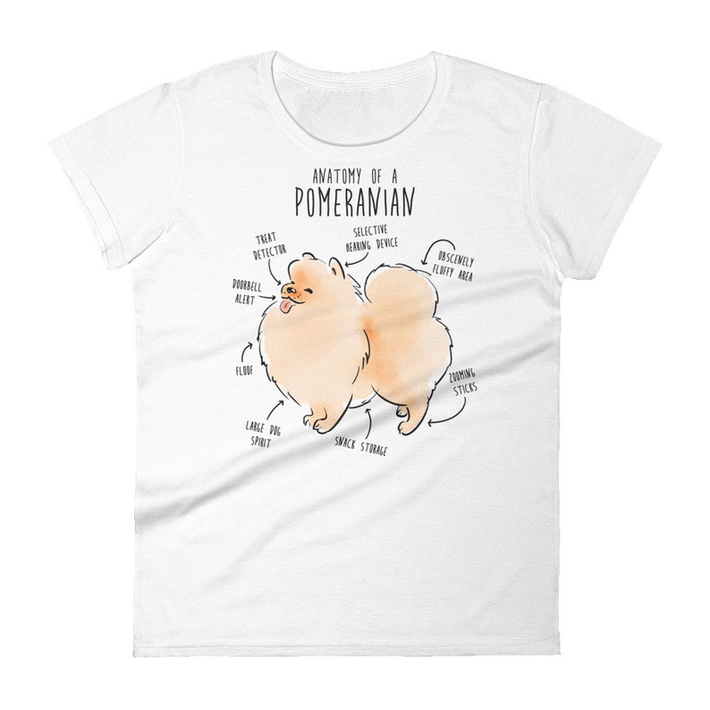 K&ouml;nnte beinhalten: Ein wei&szlig;es T-Shirt mit einer Cartoon-Illustration eines Zwergspitz-Hundes. Die Illustration ist mit humorvollen anatomischen Merkmalen beschriftet, wie z. B. "Leckerli-Detektor", "Obsz&ouml;n flauschiger Bereich" und "Snack-Lagerung".