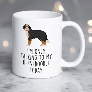Bernedoodle-koffiemok, zwarte driekleurige Bernedoodle-cadeau, schattige hondenliefhebber, hondenmoeder, vader, doodle poedelmix Berner Sennenhond Cross