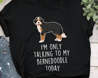 Camiseta Bernedoodle, Tricolor negra, Regalo para amantes de los perros Bernedoodle, para hombres y mujeres, Camiseta divertida y adorable con diseño de perro mestizo de caniche, Camiseta para mamá y papá perrunos