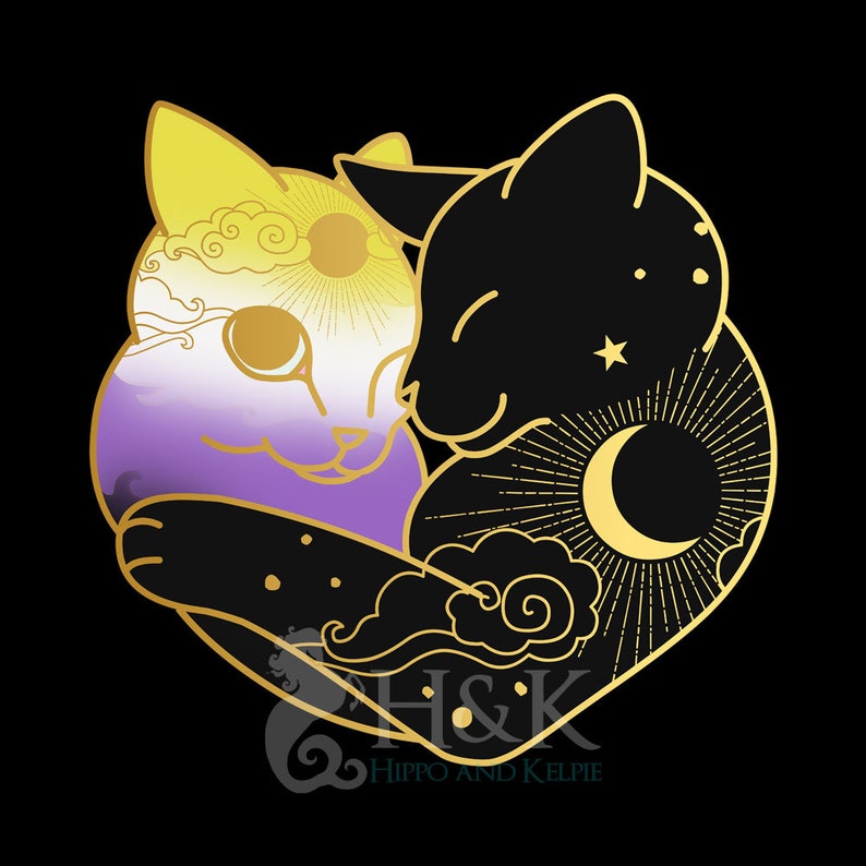 Op de afbeelding: Een goudomlijnde illustratie van twee omhelzende katten op een zwarte achtergrond. E&eacute;n kat is geel, wit en paars, met een zonontwerp. De andere kat is zwart met een maan- en sterrenontwerp. De afbeelding bevat de tekst "H & K Hippo and Kelpie".