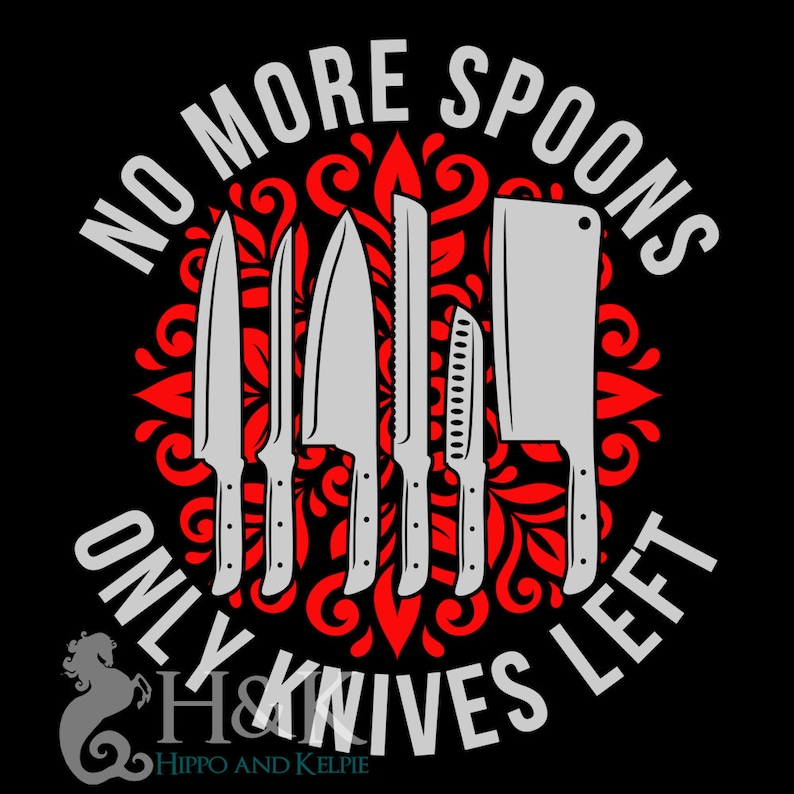 Puede incluir: Un dise&ntilde;o gr&aacute;fico negro y rojo con un c&iacute;rculo blanco en el centro. El c&iacute;rculo contiene un conjunto de seis cuchillos y el texto "No More Spoons Only Knives Left".