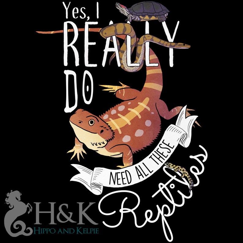 Puede incluir: Una ilustraci&oacute;n en blanco y negro de un drag&oacute;n barbudo, una serpiente y una tortuga con el texto "S&iacute;, REALMENTE NECESITO TODOS ESTOS REPTILES" y el logotipo "H&K HIPPO AND KELPIE".