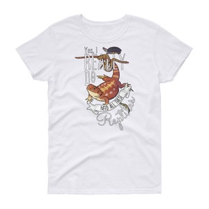 Puede incluir: Camiseta blanca con un gr&aacute;fico de un drag&oacute;n barbudo, una serpiente y una tortuga. El texto dice "S&iacute;, realmente necesito todos estos reptiles."