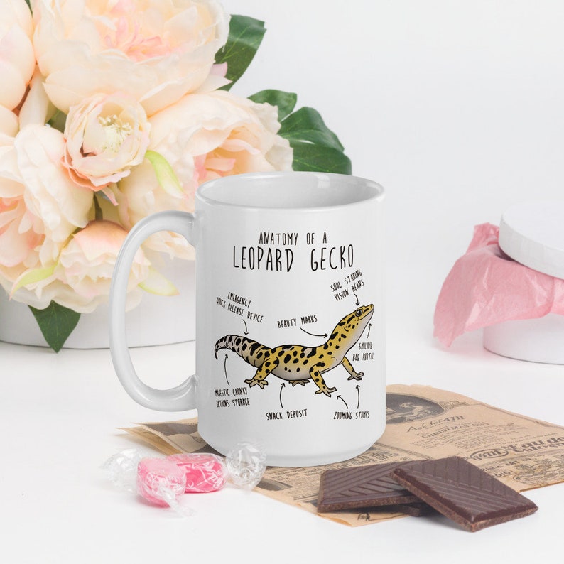 Puede incluir: Taza de cer&aacute;mica blanca con una ilustraci&oacute;n en blanco y negro de un gecko leopardo con etiquetas anat&oacute;micas. El texto en la taza dice "Anatomy of a Leopard Gecko".
