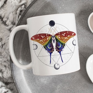Taza de café con el orgullo gay del arcoíris, regalo con la bandera del arcoíris, taza LGBT, festival del orgullo del mes del orgullo gay, LGBTQ LGBTQIA, Celestial Luna Moth Cottagecore