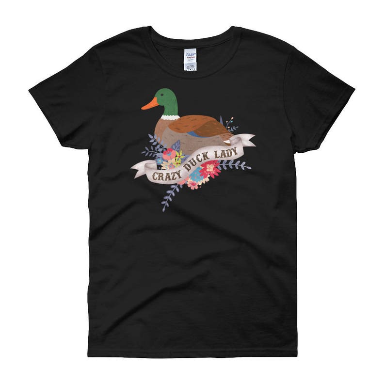 Puede incluir: Camiseta negra con un gr&aacute;fico de un pato verde y marr&oacute;n con flores y el texto "Crazy Duck Lady".