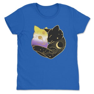Op de afbeelding: Koningsblauw T-shirt met een gouden afbeelding van twee omhelzende katten. E&eacute;n kat is gekleurd met de non-binaire pride vlag, de andere is zwart met een zon- en maanontwerp. De katten omarmen elkaar.