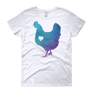 Pode incluir: Uma camiseta branca com uma silhueta de frango em aquarela com um cora&ccedil;&atilde;o no peito. O frango &eacute; um degrad&ecirc; de azul, roxo e verde.