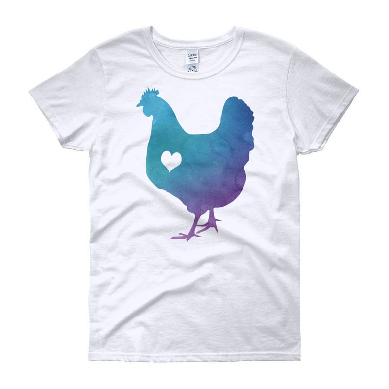 Pode incluir: Uma camiseta branca com uma silhueta de frango em aquarela com um cora&ccedil;&atilde;o no peito. O frango &eacute; um degrad&ecirc; de azul, roxo e verde.