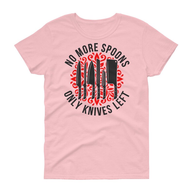 Puede incluir: Camiseta rosa para mujer con un dise&ntilde;o gr&aacute;fico en negro y rojo. El gr&aacute;fico presenta un c&iacute;rculo con el texto "No More Spoons Only Knives Left" y un dise&ntilde;o de cuchillos.