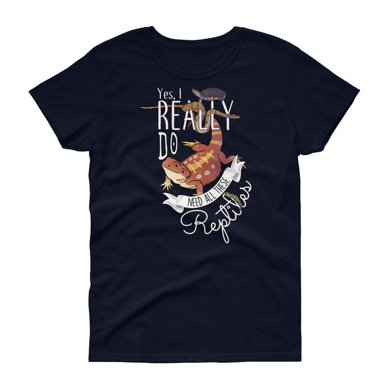Puede incluir: Una camiseta azul marino para mujer con un gr&aacute;fico blanco de un drag&oacute;n barbudo, una serpiente y una tortuga. El texto en la camiseta dice "S&iacute;, realmente necesito todos estos reptiles."