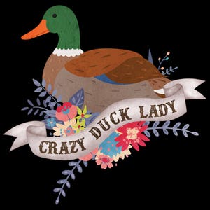 Puede incluir: Una ilustraci&oacute;n colorida de un pato con una pancarta que dice "Crazy Duck Lady". El pato es marr&oacute;n y verde con un collar blanco. La pancarta es blanca con texto marr&oacute;n y est&aacute; rodeada de flores rosas, amarillas y azules.