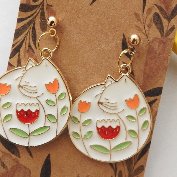 Boucles d'oreilles enfant- Chat et tulipes. Métal émaillé -  Tige à puce anti-allergène munie d'un arrêt en silicone.