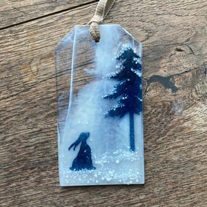 Liebre contemplando la luna en invierno, decoración navideña de vidrio fusionado, adorno para el hogar, amante de la naturaleza, fauna silvestre del bosque, campiña británica, escena nevada