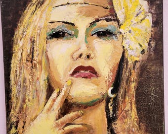 Puede incluir: Pintura al óleo de una mujer con cabello rubio, sombra de ojos azul y lápiz labial rojo. Una flor amarilla adorna su cabello. Su dedo índice toca sus labios. La obra de arte tiene un estilo texturizado e impresionista.