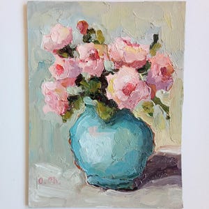 Różane piwonie w niebieskim wazonie. Kwiatowy obraz olejny 6 na 8'' Oryginalna sztuka Impasto Kwiaty Półabstrakcyjny obraz