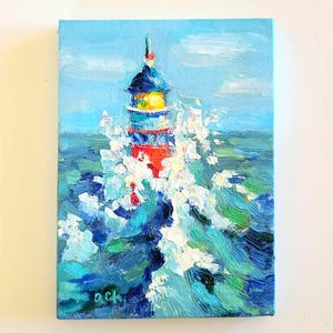 Faro tra le onde. Dipinto a olio su tela, 13x18 cm, opera d'arte originale.