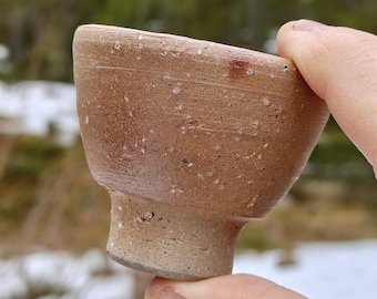 Bizen-sakebeker op voet Kei Fujiwara, Living National Treasure studioaardewerk