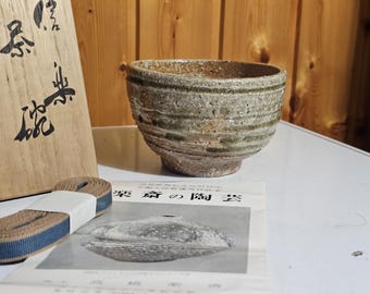 Tazza da tè tradizionale Shigaraki chawan di Takahashi Rakusai IV, ceramica giapponese d'epoca per il tè.