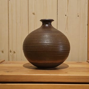 Arabia Finland - Annikki Hovisaari stoneware ceramic pottery vase handthrown MCM
