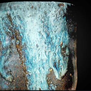 Koreansk Karatsu väggvas med blommotiv av den japanska konstnären Toya Inoue (född 1942)