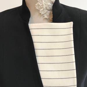 1990er Vintage Schwarz Lange Ärmel Blazer Bolero Dekorative Zwei Schichten Kragenverschluss Jacke Schwarz Weiß Gestreift Goldknopf Strickjacke