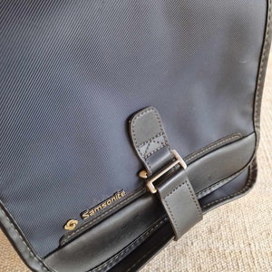 Vintage Samsonite Schwarz Blau Gummiertes Material Umhängetasche Frauen Clutch Reißverschluss Verschluss Festival Boho Hippie Travel Style wasserfest