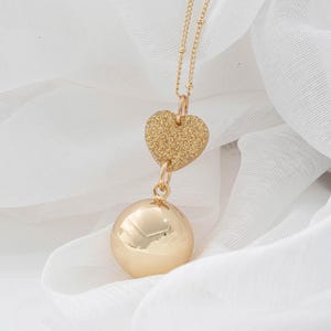 Smooth gold pregnancy bola Customizable with medallion to engrave and small heart – Future mother – pregnancy bolas