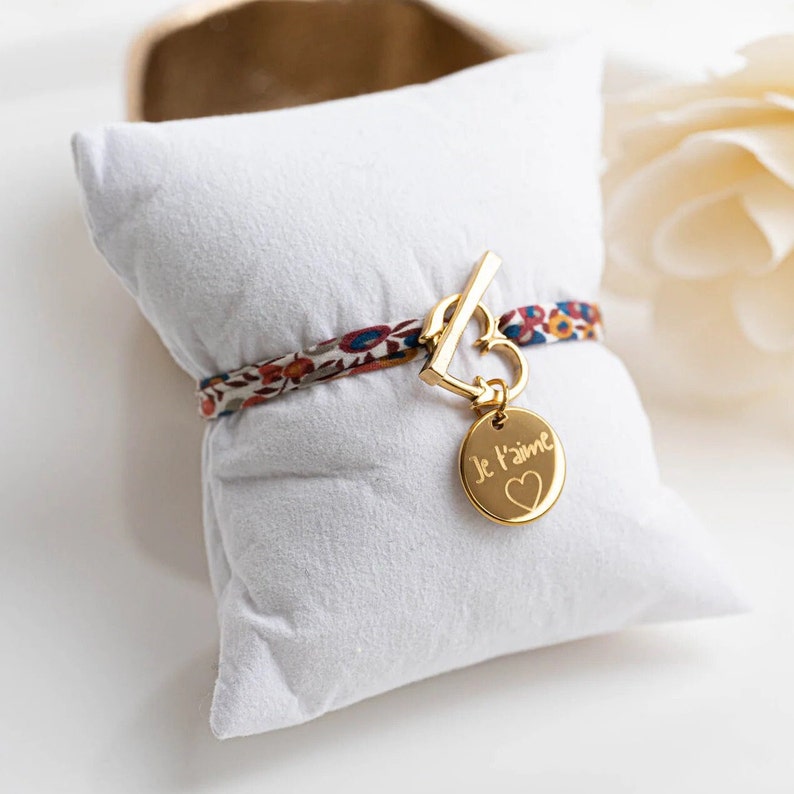 Bracelet personnalisé en cordon coton liberty avec médailles à graver, bracelet prénom, Cadeau naissance Cadeau maman Fête des mères image 1