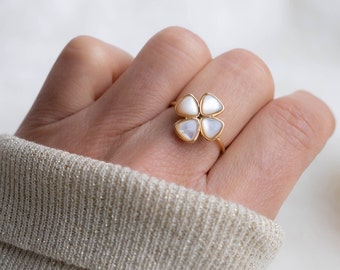 Natural stone clover ring in adjustable stainless steel - Women's jewelry - gold