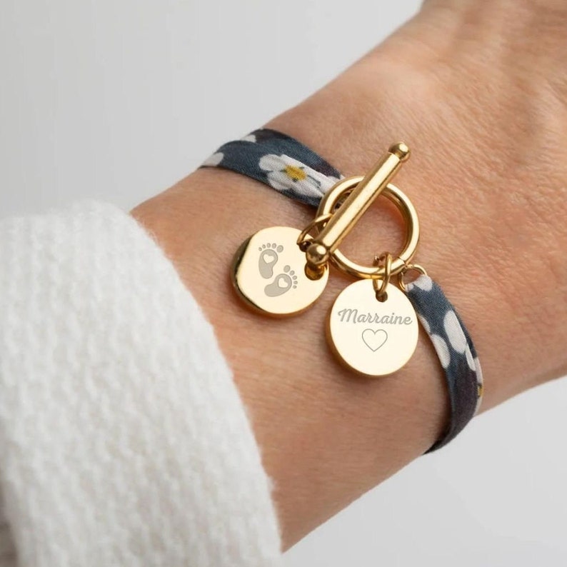 Bracelet personnalisé en cordon coton liberty avec médailles à graver, bracelet prénom, Cadeau naissance Cadeau maman Fête des mères image 2