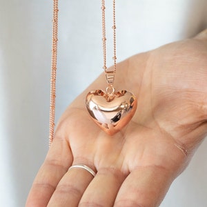 Bola de embarazo de oro rosa con corazón liso y cadena simple o satélite