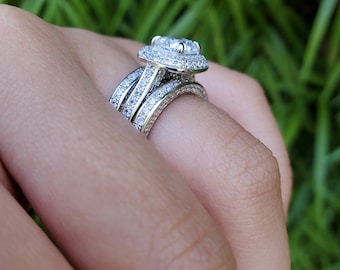 Conjunto de anillos de boda de plata de ley con doble halo y diamantes simulados de talla cojín.