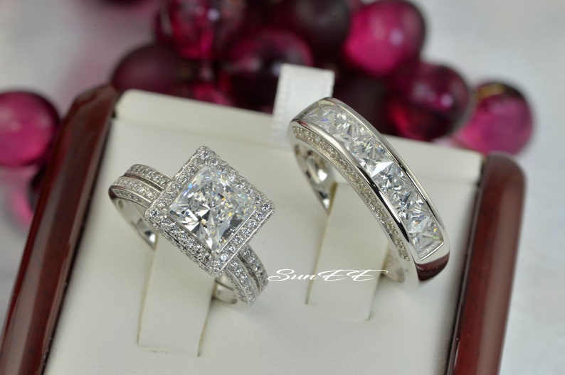 Three pieces total Men and Women’s Wedding Ring Set
*Two pieces Women’s Halo Princess Cut Ring set
*Approximate total carat weight 4.30ct
*base is real .925 sterling silver with Rhodium Plating
*Stone: Flawless D Color Simulated Diamond