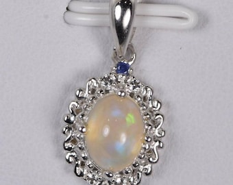 Colgante de plata 925 con ópalo etíope natural, zafiro azul natural y topacio blanco.