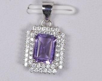 Colgante de amatista natural de corte esmeralda con doble halo en plata de ley 925