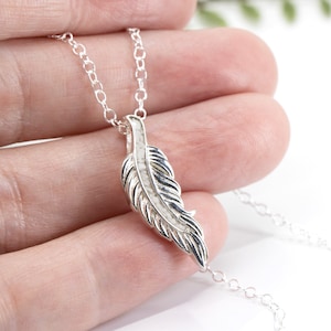 Solid Feather Cremation Ashes Memorial Pendant. Visit www.samfirememorials.co.uk if sending human ashes. For pet remains only.