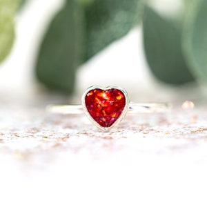Dainty Heart Memorial Ring with Solid Back. Visit www.samfirememorials.co.uk if using human ashes. For pet remains only.