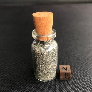 KRAKATAU-KRAKATOA - svart sand från ön Sertung bredvid Krakatau - Java - Indonesien - naturlig - svart färg - ingen behandling - 21 g