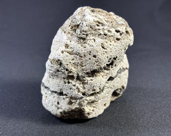 KRAKATAU - rocha de lava vulcânica de pedra-pomes - do vulcão Krakatau muito ativo - Java-Sumatra, Indonésia - multicolorido - cor bege-preto - 36,5 g